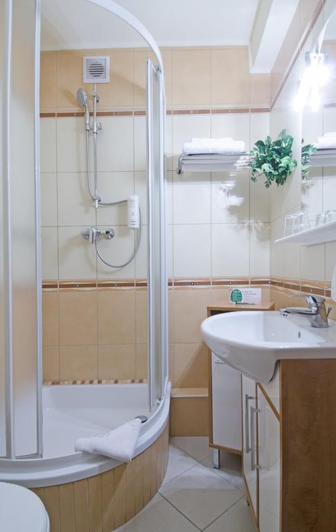 Hotel Atrium Nowy Tomyśl Стая снимка