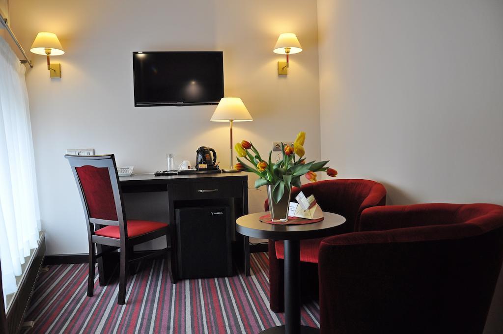 Hotel Atrium Nowy Tomyśl Екстериор снимка