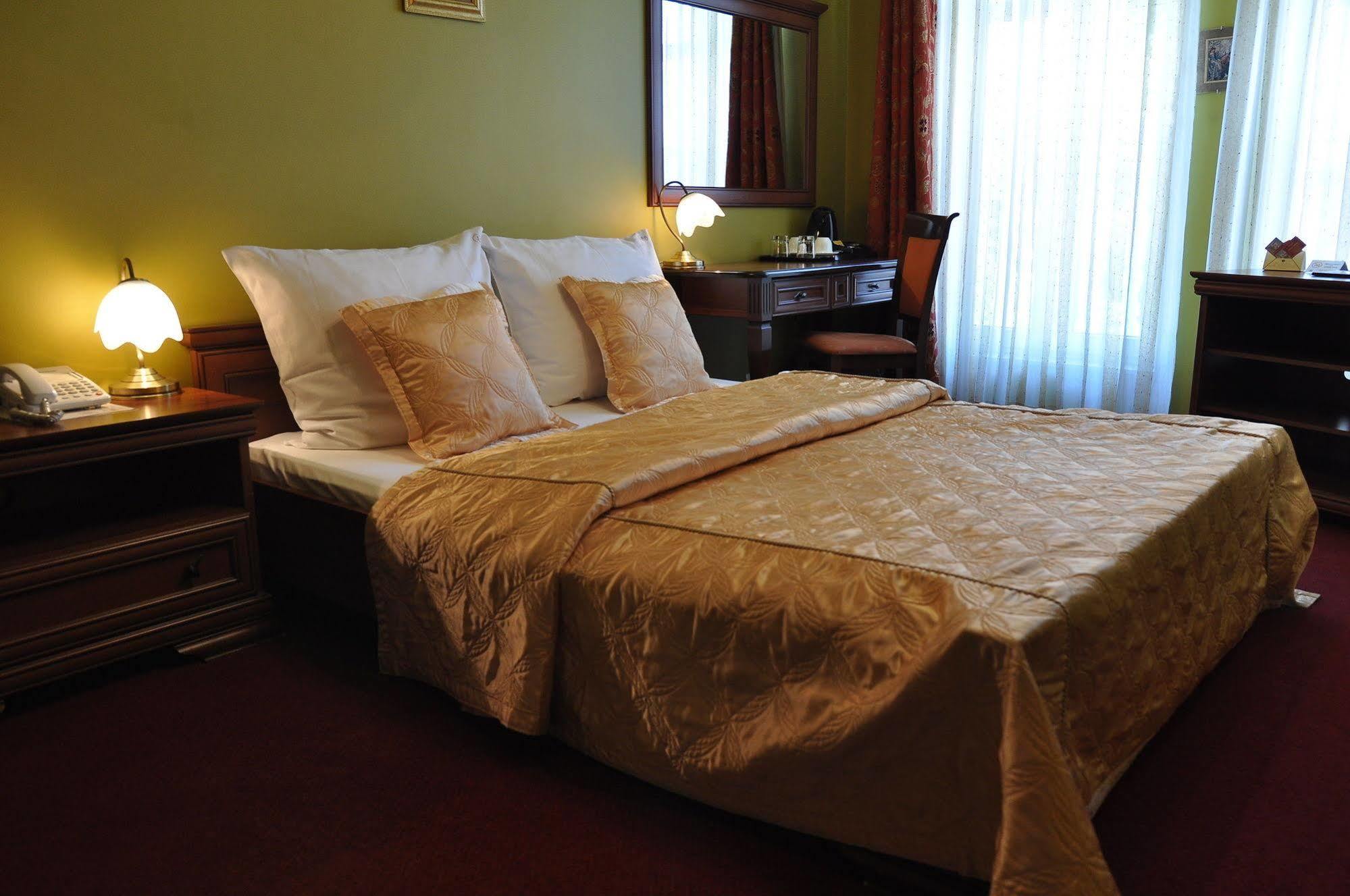 Hotel Atrium Nowy Tomyśl Екстериор снимка